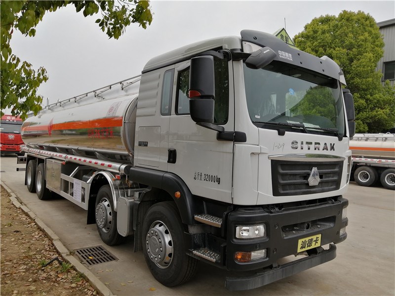 現(xiàn)車處理一輛東風天錦小三軸鋁合金油罐車