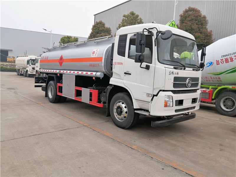 銷往山東東風(fēng)天錦運(yùn)油車順利發(fā)車