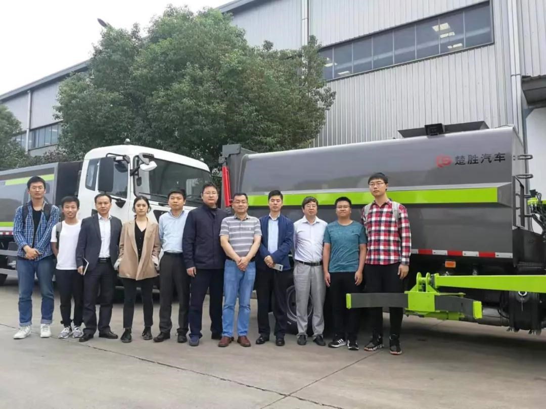 驚艷！“智能機(jī)械臂”自裝卸式垃圾車震撼問世